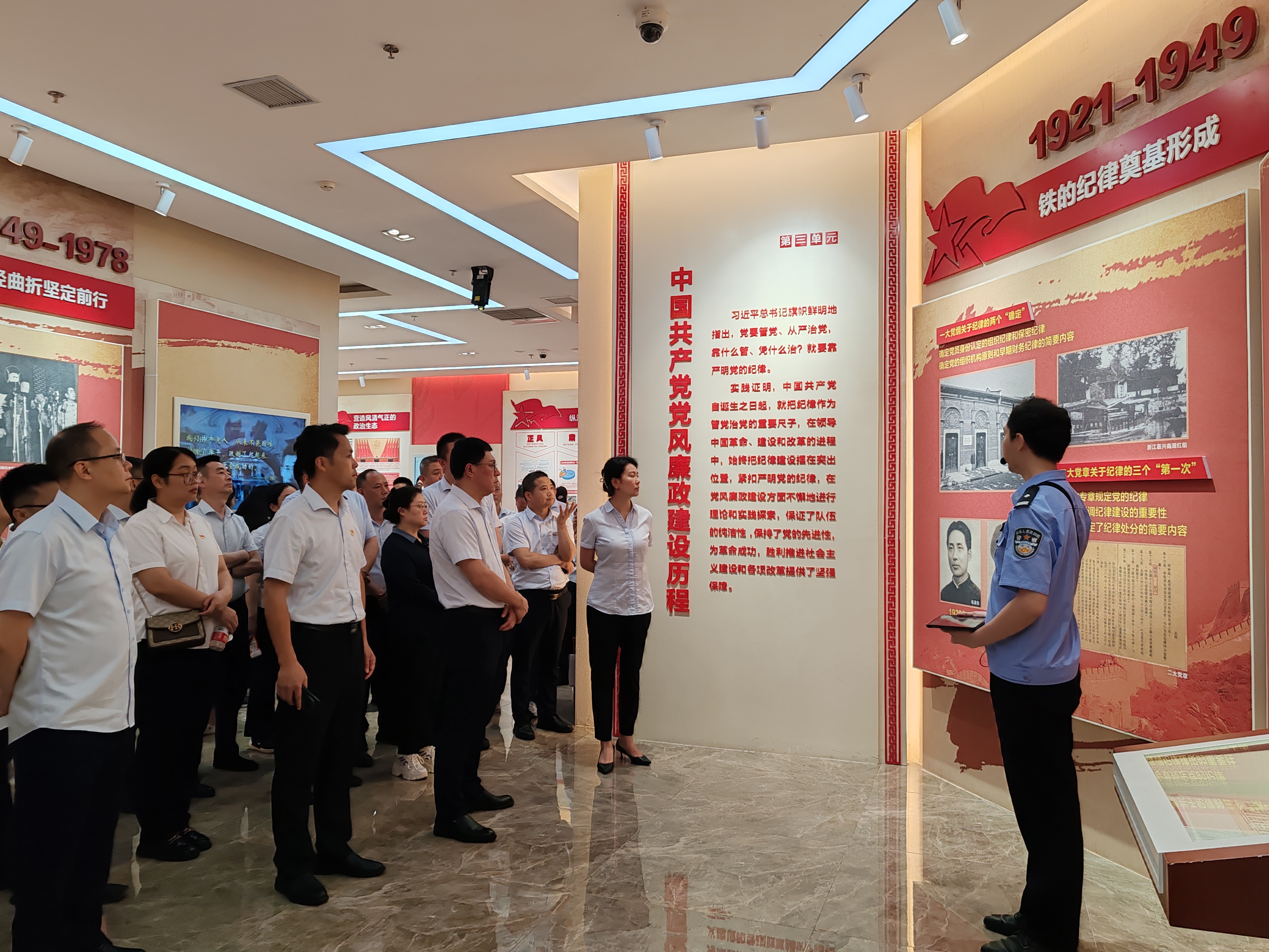 参观展厅1.jpg